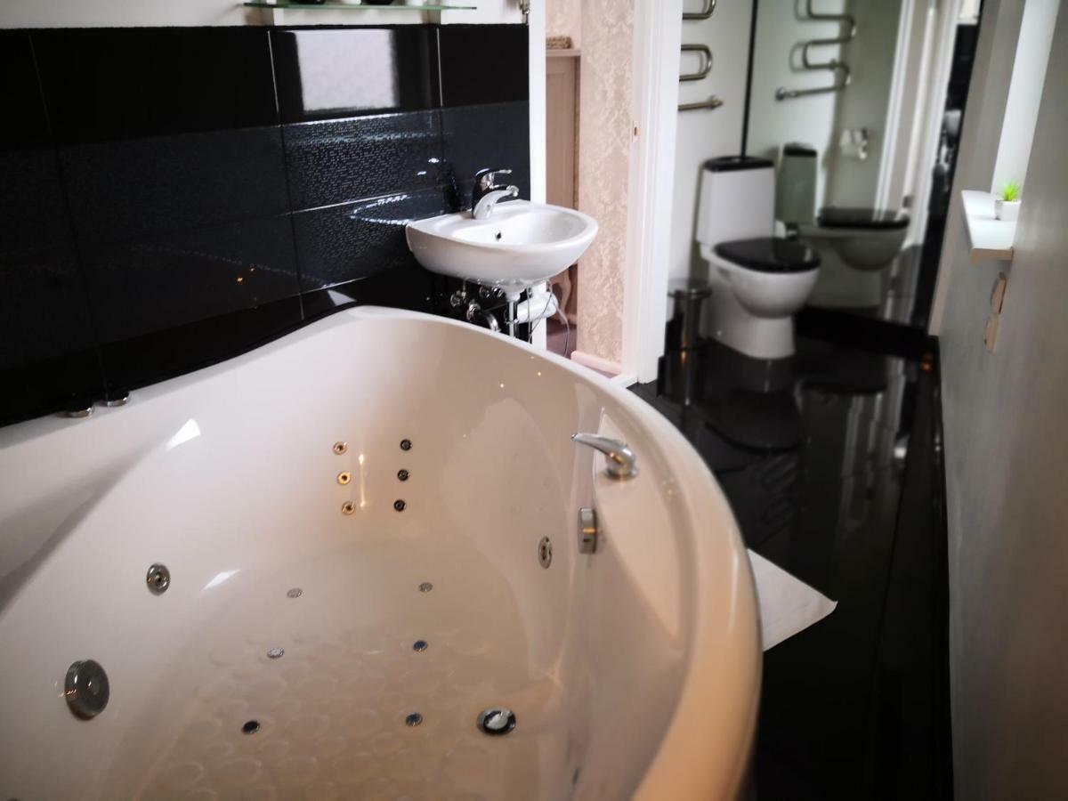 Viesu Nams Amrai Hotel Ventspils Buitenkant foto